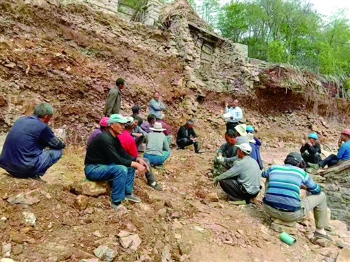 西南峪村红袖章志愿者在修路